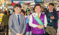 [포토] ‘돌고 도는 에코백’…  환경부 장관도 함께한 동대문구 청량리시장 친환경 캠페인