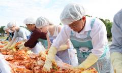 [마포구동정] 새우젓 향 따라, 마포의 손맛으로 외국인과 함께한 김장김치 담그기