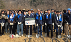 [포토]이승환 한강유역환경청장,   식목일 기념 나무심기 동참