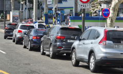 [포토] 휘발유 값 급등 예정에 ‘우리동네 착한 주유소’ 오전부터 차량 행렬 이어져