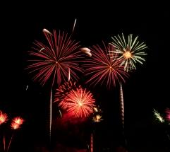 불꽃놀이의 화려함 뒤에 숨은 그림자…환경 오염 논란 확산