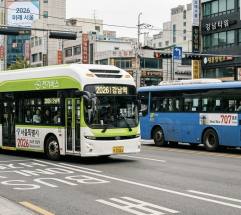  지구를 살리는 궁금증 ... 전기버스 vs 경유버스, 1년 운행 가치 비교, 탄소 절감 효과 '역대급'