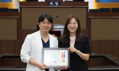 윤영희  시의원, ‘친절한홍한의원 재택의료센터’ 의료진 12명에 의장표창 수여