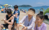 피서철 선크림의 역습… 백화 현상에 우는 여름 바다