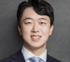신라면 들고 웨딩사진…농심 3세 신상열, 상징 조작에 나섰다.