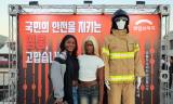 희망브리지, 그을음 밴 방화복 입어본 시민들… 노들섬 ‘빛섬축제’ 달군 소방관 응원 행렬